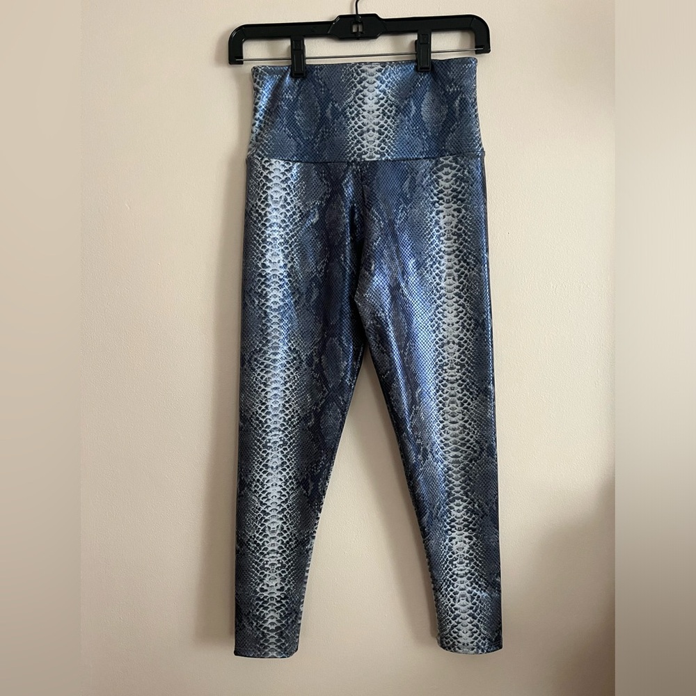 Leggings snake skin like, beautiful. Onzie